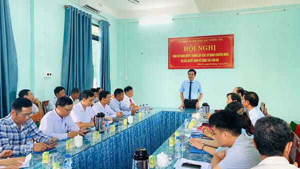 Xã Thiện Tín công bố Nghị quyết thành lập các cơ quan chuyên môn và các Quyết định về công tác cán bộ
