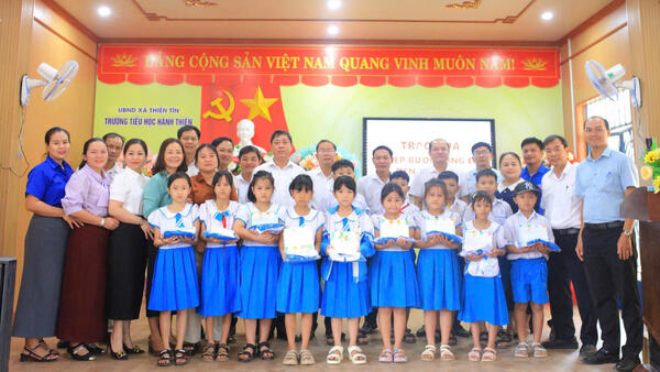Uỷ ban MTTQ Việt Nam xã Thiện Tín tặng quà cho học sinh từ nguồn quỹ Chương trình “Ly cà phê yêu thương, tiếp sức đến trường”