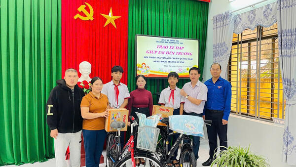 TẶNG QUÀ CHO HỌC SINH TRƯỜNG THCS HÀNH TÍN TÂY