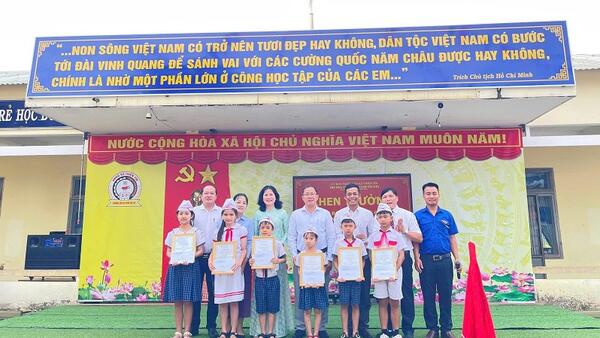 Xã Thiện Tín: khen thưởng đột xuất cho học sinh đạt thành tích cao trong Cuộc thi Tiếng Anh cấp tỉnh và Violimpic Toán lớp 1 cấp Quốc gia