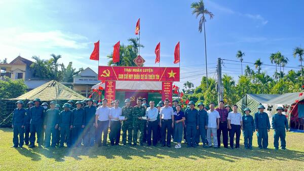 Lãnh đạo xã Thiện Tín thăm, động viên lực lượng Dân quân tham gia huấn luyện năm thứ nhất