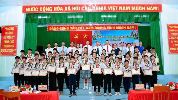 XÃ THIỆN TÍN: TỔ CHỨC LỄ TUYÊN DƯƠNG HỌC SINH ĐẠT THÀNH TÍCH TIÊU BIỂU XUẤT SẮC NĂM HỌC 2025-2026