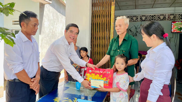Lãnh đạo xã Thiện Tín thăm, tặng quà trẻ em khuyết tật có hoàn cảnh khó khăn nhân Ngày Quốc tế thiếu nhi 01/6