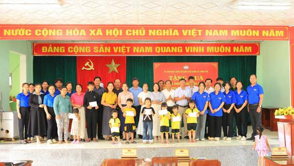 ỦY BAN MTTQ VIỆT NAM XÃ THIỆN TÍN TẶNG QUÀ CHO HỌC SINH ‎TỪ NGUỒN QUỸ CHƯƠNG TRÌNH "LY CÀ PHÊ YÊU THƯƠNG, TIẾP ‎SỨC EM ĐẾN TRƯỜNG"‎