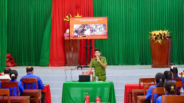 Đoàn Thanh niên xã Thiện Tín phối hợp với Công an xã tổ chức tuyên truyền pháp luật cho đoàn viên, thanh niên