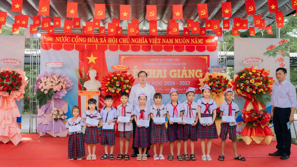 HỘI KHUYẾN HỌC XÃ THIỆN TÍN TRAO TẶNG 100 PHẦN QUÀ CHO HỌC SINH