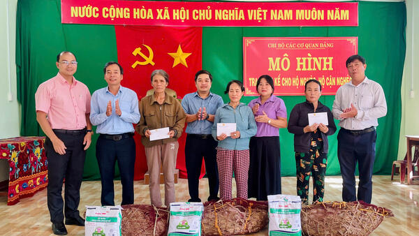 XÃ THIỆN TÍN: TRAO TẶNG HEO GIỐNG CHO HỘ NGHÈO, HỘ CẬN NGHÈO