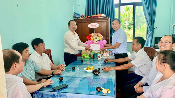 Lãnh đạo xã Thiện Tín thăm, chúc mừng nhân kỷ niệm 96 năm Ngày truyền thống công tác Dân vận của Đảng
