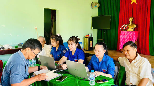 Đoàn Thanh niên xã Thiện Tín hỗ trợ việc rà soát, cập nhật, bổ sung và làm sạch thông tin đảng viên trên hệ thống Sổ tay đảng viên điện tử