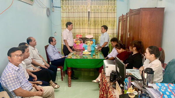 LÃNH ĐẠO XÃ THIỆN TÍN THĂM, CHÚC MỪNG VĂN PHÒNG ĐẢNG ỦY VÀ ỦY BAN KIỂM TRA ĐẢNG ỦY NHÂN DỊP KỶ NIỆM NGÀY TRUYỀN THỐNG