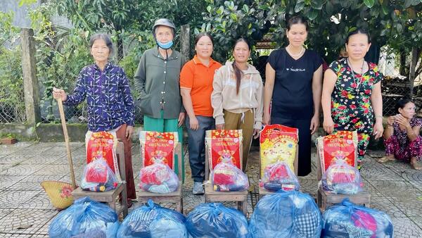XÃ THIỆN TÍN: TRAO TẶNG 50 PHẦN QUÀ CHO BÀ CON NHÂN DÂN