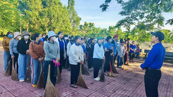 Đoàn viên, thanh niên xã Thiện Tín ra quân dọn vệ sinh Nghĩa trang liệt sĩ, nhà văn hoá xã