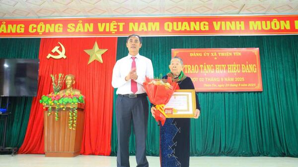 Đảng bộ xã Thiện Tín tổ chức Lễ trao tặng Huy hiệu Đảng (Đợt 2, tháng 9 năm 2025)